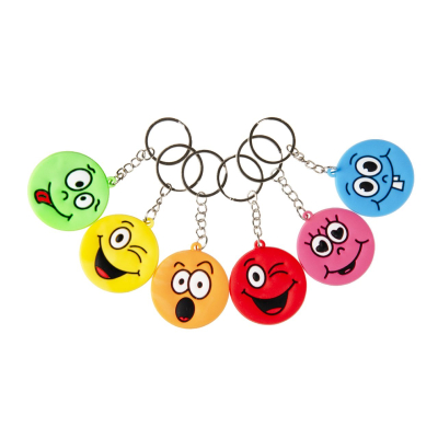 Deze vrolijke sleutelhanger is niet alleen een praktische accessoire, maar ook een leuke manier om emoties te uiten! De sleutelhanger bevat 6 verschillende gezichten, elk in een unieke kleur, die verschillende emoties weergeven. Van blij en vrolijk tot nieuwsgierig en verlegen – met deze sleutelhanger kan je altijd een gemoedstoestand laten zien.