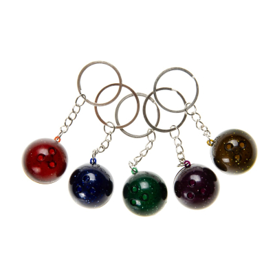 Voeg wat sportieve flair toe aan je sleutels, tas of rugzak met deze leuke sleutelhanger in de vorm van een bowlingbal! Met een diameter van 3,2 cm is deze mini bowlingbal een perfect accessoire voor bowlingfans of voor wie gewoon van unieke sleutelhangers houdt. Verkrijgbaar in 5 verschillende kleuren, zodat je altijd een stijl kunt vinden die bij je past!