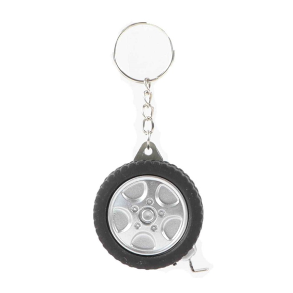 Deze sleutelhanger in de vorm van een autoband bevat een ingebouwde rolmaat van 1 meter. De sleutelhanger is compact en heeft een grootte van 4,5 cm.