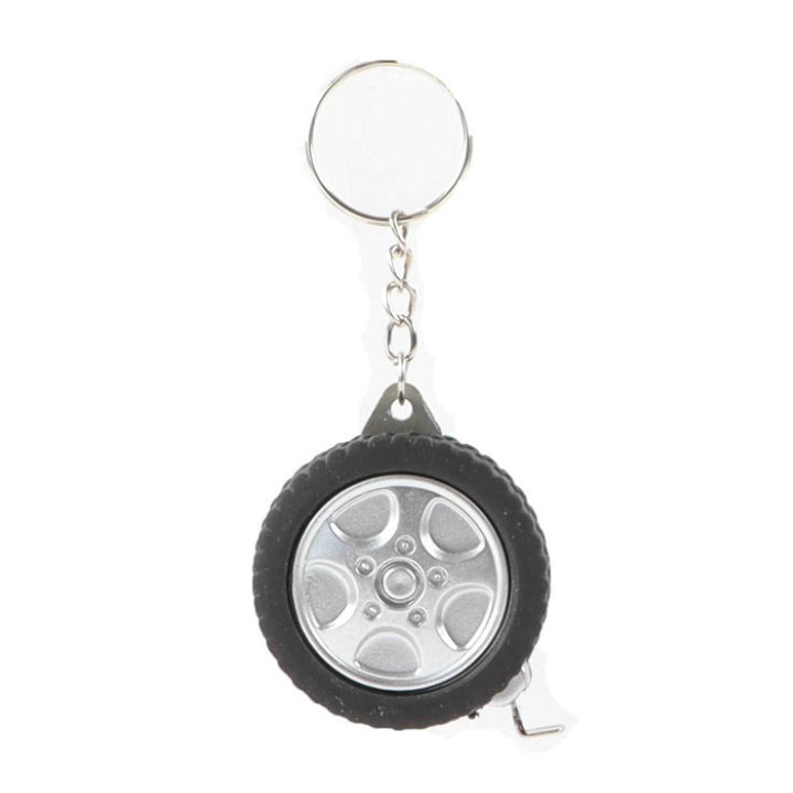 Deze sleutelhanger in de vorm van een autoband bevat een ingebouwde rolmaat van 1 meter. De sleutelhanger is compact en heeft een grootte van 4,5 cm.