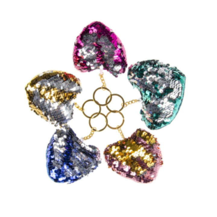 Voeg een beetje glitter toe aan je sleutels, tas of rugzak met deze schattige sleutelhanger in de vorm van een hartje! Het hartje is versierd met pailletjes die schitteren bij elke beweging, en het is beschikbaar in 4 verschillende kleuren. Deze sleutelhanger is 10 cm groot en een perfecte manier om wat extra flair toe te voegen aan je accessoires.