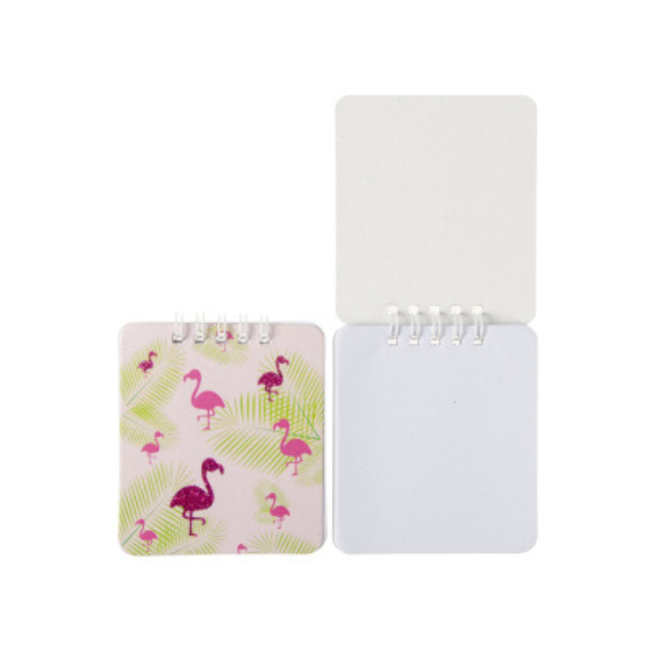 Het Notitieboekje Flamingo is het ideale notitieboek voor jonge creatievelingen die houden van schattige dieren en een vleugje exotische flair. Dit vrolijke notitieboek met ringband komt in drie verschillende flamingo-ontwerpen en biedt blanco papier, zodat je kindje volop ruimte heeft om te tekenen, schrijven of haar gedachten vast te leggen op haar eigen manier.
