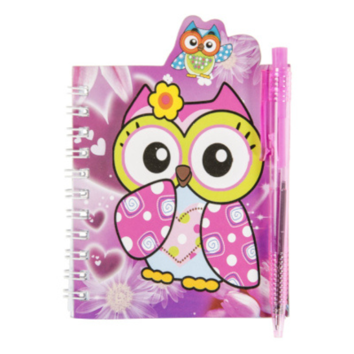 Het Notitieboekje Uil met Balpen is het perfecte accessoire voor jonge schrijvers en dromers! Dit schattige notitieboekje, versierd met een lieve uil, komt met een bijpassende roze of blauwe balpen, zodat je kindje meteen aan de slag kan met schrijven, tekenen of notities maken. De pagina’s zijn versierd met een zachte roze en blauwe teint, waardoor schrijven extra leuk wordt!