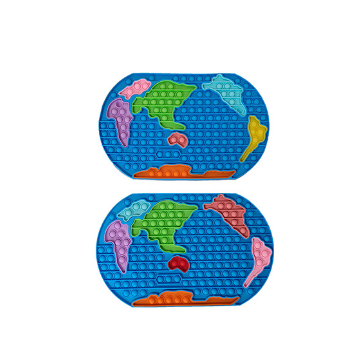 Ontdek de wereld op een speelse manier met de Pop It Wereldkaart! Deze enorme Pop It heeft maar liefst 155 poppetjes en is 40x25 cm groot, waardoor hij perfect is voor zowel ontspanning als educatief plezier. Met deze Pop It kunnen kinderen en volwassenen zich verliezen in het heerlijke geluid en de sensatie van het poppen van de bubbels, terwijl ze de verschillende landen van de wereld ontdekken. Een geweldige manier om spelenderwijs geografie te leren, terwijl je tegelijkertijd stress vermindert en je focus verbetert. Of je nu op zoek bent naar een leuke manier om de wereld te leren kennen, of gewoon wilt genieten van een ontspannende fidget ervaring, de Pop It Wereldkaart biedt eindeloos speelplezier voor iedereen!