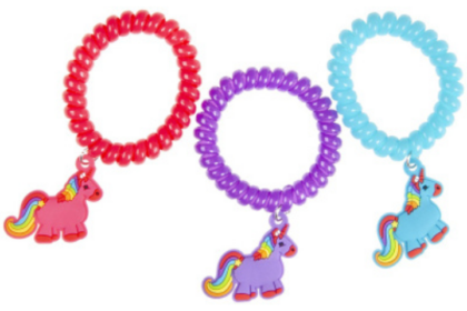 Laat je kindje stralen met deze betoverende Kinderarmband met Eenhoorn Bedel! Verkrijgbaar in drie prachtige kleuren – paars, blauw en rood – en met een schattige eenhoornbedel die het armbandje extra magisch maakt. Met een doorsnede van 5,5 cm past deze armband perfect om het polsje van je kleine en is hij het ideale accessoire voor iedere jonge dromer.