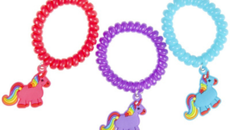 Laat je kindje stralen met deze betoverende Kinderarmband met Eenhoorn Bedel! Verkrijgbaar in drie prachtige kleuren – paars, blauw en rood – en met een schattige eenhoornbedel die het armbandje extra magisch maakt. Met een doorsnede van 5,5 cm past deze armband perfect om het polsje van je kleine en is hij het ideale accessoire voor iedere jonge dromer.