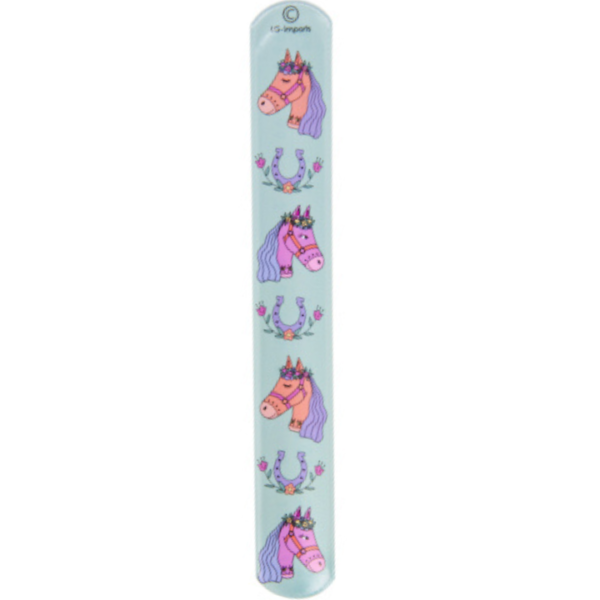Laat je kleintje de magie van paarden dragen met de Klaparmband Paarden! Deze stoere en speelse armband van 22x3 cm is het perfecte accessoire voor elke jonge paardenfan. Met een prachtig paardendesign is deze klaparmband een must-have voor alle kinderen die houden van avontuur en paarden.