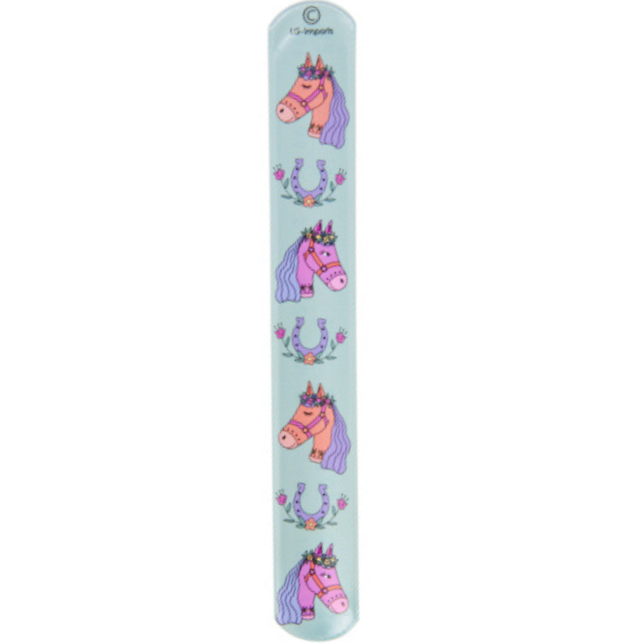 Laat je kleintje de magie van paarden dragen met de Klaparmband Paarden! Deze stoere en speelse armband van 22x3 cm is het perfecte accessoire voor elke jonge paardenfan. Met een prachtig paardendesign is deze klaparmband een must-have voor alle kinderen die houden van avontuur en paarden.