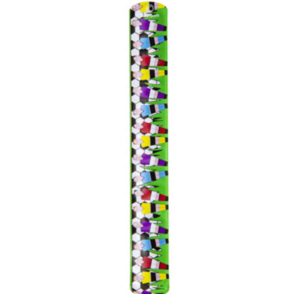 Laat je kleintje zijn passie voor voetbal dragen met de Klaparmband Voetbal! Deze stoere armband van 22x3 cm is het perfecte accessoire voor elke jonge voetbalfan. Met een tof voetbalontwerp is deze klaparmband niet alleen een must-have voor op het veld, maar ook een leuke manier om je liefde voor de sport te laten zien.