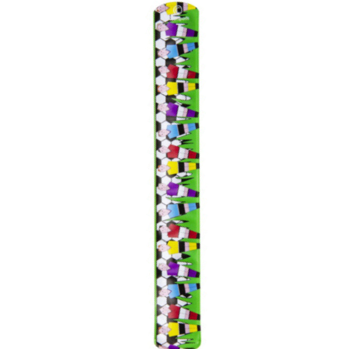 Laat je kleintje zijn passie voor voetbal dragen met de Klaparmband Voetbal! Deze stoere armband van 22x3 cm is het perfecte accessoire voor elke jonge voetbalfan. Met een tof voetbalontwerp is deze klaparmband niet alleen een must-have voor op het veld, maar ook een leuke manier om je liefde voor de sport te laten zien.