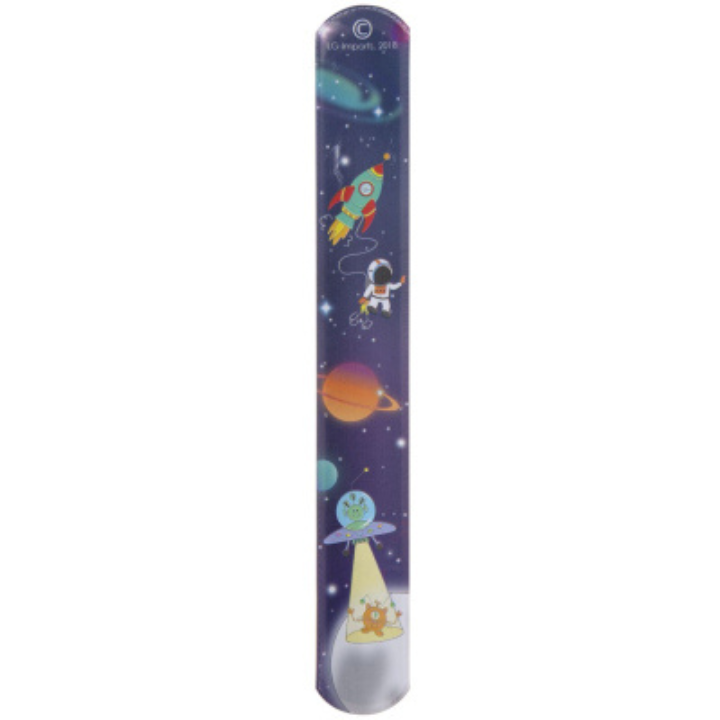 Laat je kleintje de magie van het universum dragen met de Klaparmband Ruimte! Deze 22x3 cm klaparmband is het perfecte accessoire voor jonge sterrenkijkers en ruimtefans. Met een betoverend ruimteontwerp van sterren, planeten en raketten is deze armband een must voor elke kleine avonturier die droomt van het verkennen van het heelal!