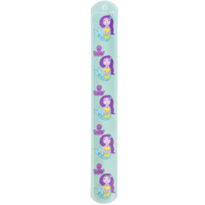 Breng de betoverende wereld van de oceaan naar je pols met de Klaparmband Zeemeermin! Met een lengte van 22x3 cm is deze armband niet alleen een leuk accessoire, maar ook een magisch stukje speelgoed dat in een handomdraai om je pols past. Perfect voor kleine zeemeerminnen die van avontuur houden!