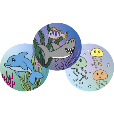 Duik in de magische wereld van de oceaan met dit betoverende notitieboekje in zee dieren-thema! Of je nu de schoonheid van de zee wilt vastleggen, je favoriete zeedieren wilt tekenen of je eigen onderwaterverhalen wilt schrijven, dit notitieboekje met blanco pagina’s biedt de ruimte om je creativiteit onder water te laten stromen. Het compacte formaat van 8 cm doorsnede maakt het ideaal om overal mee naartoe te nemen – perfect voor op het strand of een oceaanreis!