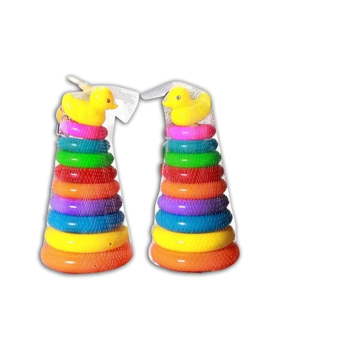 Laat je kleintje bouwen en ontdekken met deze set van 9 stapelringen gemaakt van stevig plastic. De ringen zijn makkelijk vast te pakken en stapelen, en bovenop prijkt een lief eendje voor extra speelplezier!